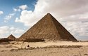 Pyramidy v Gíze jsou poslední ze sedmi starověkých divů světa, který přetrval až do dnešních dní