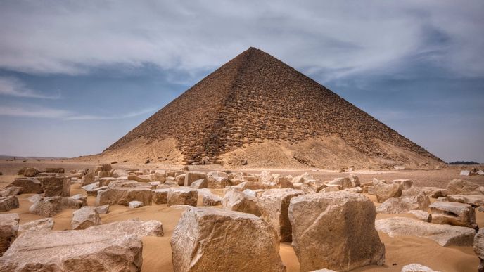 Pyramidy v Gíze jsou poslední ze sedmi starověkých divů světa, který přetrval až do dnešních dní