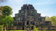V kambodžské džungli se nachází archeologické naleziště Koh Ker s vegetací porostlou pyramidou chrámu Prasat Thom, která byla postavena v 10. století, kdy byl Koh Ker hlavním městem říše Khmérů.