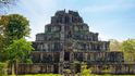V kambodžské džungli se nachází archeologické naleziště Koh Ker s vegetací porostlou pyramidou chrámu Prasat Thom, která byla postavena v 10. století, kdy byl Koh Ker hlavním městem říše Khmérů.