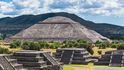 Ve zříceninách posvátného mayského města Teotihuacánu je největší stavbou pyramida Slunce, která byla postavena jako symbol plodnosti a úrody ve 2. století. Je asi 70 metrů vysoká, tedy o nějakých třicet metrů větší než nedaleká pyramida Měsíce, v níž je pravděpodobně skryta zatím neobjevená královská hrobka.