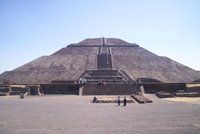 Tajná jeskyně pod mexickou pyramidou