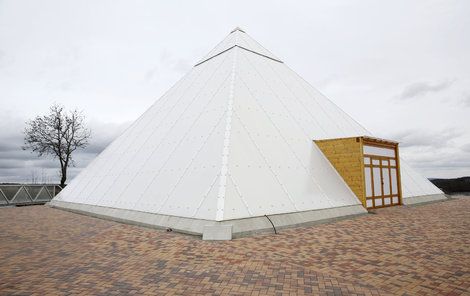 Slavnostní otevření pyramidy se uskuteční 20. března 2016.