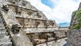 Chrám Opeřeného hada: Na jižním konci Cesty mrtvých stojí na rozsáhlém nádvoří, které Španělé nazvali Citadela, chrám Opeřeného hada. Z tohoto božstva se později vyvinul dobře známý aztécký bůh Quetzalcóatl. Chrám je třetí největší pyramidou v Teotihuacánu a dokončuje bilaterální symetrii komplexu. Fasáda šestipatrové pyramidy je ozdobena jedněmi z nejranějších dochovaných zpodobnění Quetzalcóatla. V 80. letech 20. století bylo při vykopávkách pod pyramidou nalezeno více než sto pohřbených obětí náboženských rituálů. Na Citadele stojí také několik dalších struktur včetně dvou obytných sídel a platformy Adosada přímo před chrámem.