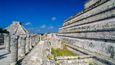 Chichen Itza: Zřejmě vůbec nejznámější mezoamerická pyramida je k vidění v Chichen Itza na mexickém poloostrově Yucatán. Toto město vybudovali Mayové v 9. a 10. století n. l. a město se brzy stalo hlavním městem regionu mezi jádrem poloostrova a severním pobřežím. Pyramida v Chicen Itza náleží bohu Kukulkánovi, mayské variantě aztéckého Quetzalcóatla. 24 metrů vysoká pyramida sestává z devíti čtvercových teras, po kterých vedou schody k chrámu na vrcholku struktury. Severní balustráda je ozdobena skulpturami opeřených hadů, které za specifických světelných podmínek vytvářejí efekt hada plazícího se po pyramidě.