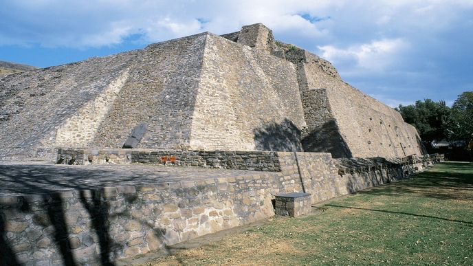 Tenayuca: Z hlavního města aztécké říše Tenochtitlánu dnes v Mexico City zbývá jen několik málo zbytků. Pro zachovalejší pyramidu tak musíte v hlavním městě Mexika na předměstí na archeologické naleziště Tenayuca. Zdejší pyramida je nejranějším příkladem typické aztécké dvojité pyramidy, která spojuje dvě základny, na kterých stojí dva chrámy. V tomto případě se jedná o chrámy božstev Tlaloc a Huitzilopochtli. Dvojitá základna je u základů ozdobena řadou skulptur chřestýšů, kterým se v souboru aztéckých nářečí Nahuatl říká coatepantli.