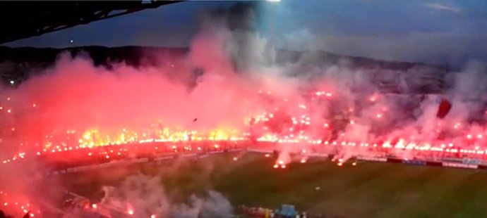 VIDEO: Pyro není (v Řecku) zločin! Fanoušci "zapálili" stadion