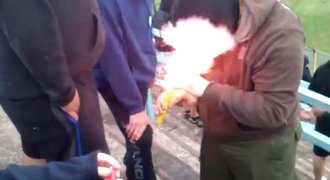 VIDEO: Chuligán Slovanu Bratislava zapaloval pyro, popálil si obličej