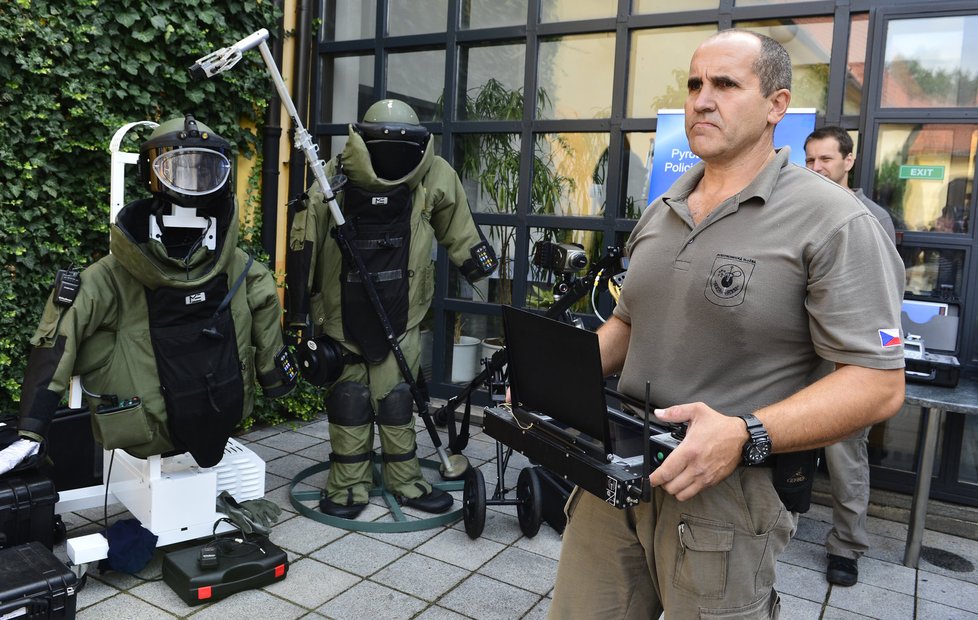 Policejní pyrotechnici dostali nové vybavení za desítky milionů. Ochranné obleky, dálkově řízené roboty a rentgeny na prověřování zásilek a další. 