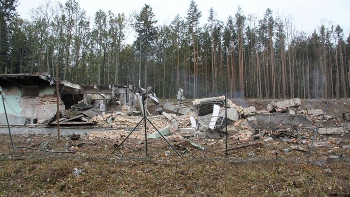 Pyrotechnici se 20. října ve Vrběticích, části obce Vlachovice na Zlínsku, při průzkumu dostali až k epicentru výbuchu, který v areálu 16. listopadu zničil muniční sklad. Termokamerou změřili teplotu, která v několika doutnajících ohniscích byla stále až 140 stupňů Celsia.