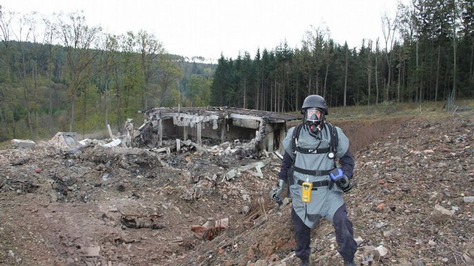Pyrotechnici se ve Vrběticích, části obce Vlachovice na Zlínsku, při průzkumu dostali až k epicentru výbuchu muničního skladu.