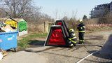 Granát mezi garážemi u Dívčích hradů: Pyrotechnikovi hasiči postavili speciální bariéru, kdyby došlo k výbuchu