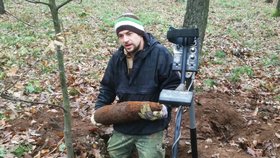 Pyrotechnik společnosti Borgata Jiří Chládek ml. vyzvedává z půdy Bořího lesa u Břeclavi dělostřelecký granát ráže 152 mm.