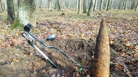 Pyrotechnik společnosti Borgata Jiří Chládek ml. vyzvedl z půdy Bořího lesa u Břeclavi dělostřelecký granát ráže 152 mm.