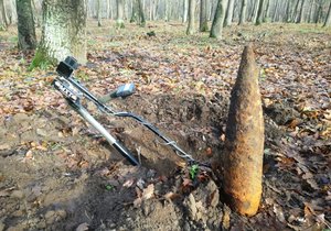 Pyrotechnik společnosti Borgata Jiří Chládek ml. vyzvedl z půdy Bořího lesa u Břeclavi dělostřelecký granát ráže 152 mm.