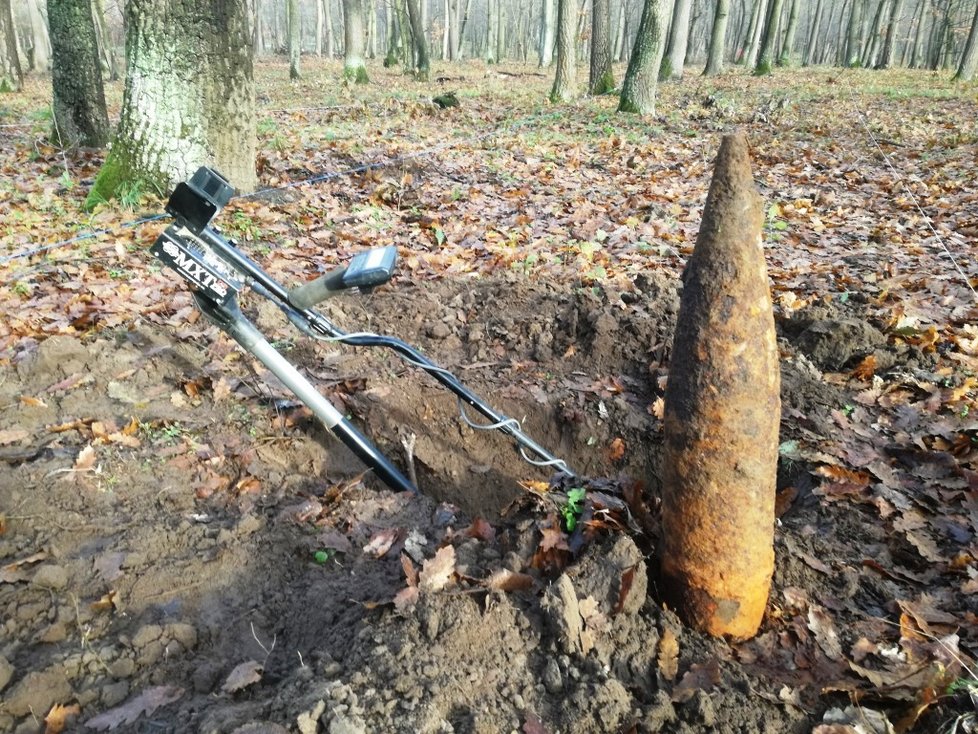 Pyrotechnik společnosti Borgata Jiří Chládek ml. vyzvedl z půdy Bořího lesa u Břeclavi dělostřelecký granát ráže 152 mm.