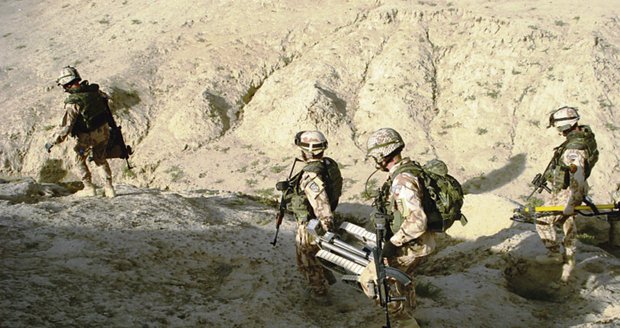 Skupina českých pyrotechniků při akci v provincii Lógar. Míří k místu, kde Taliban umístil nástražný systém, nesou s sebou amerického robota Peck-Both.