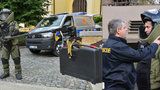 Policejní pyrotechnici musejí projít těžkými testy. Stříhání drátů je třeba brát s nadsázkou