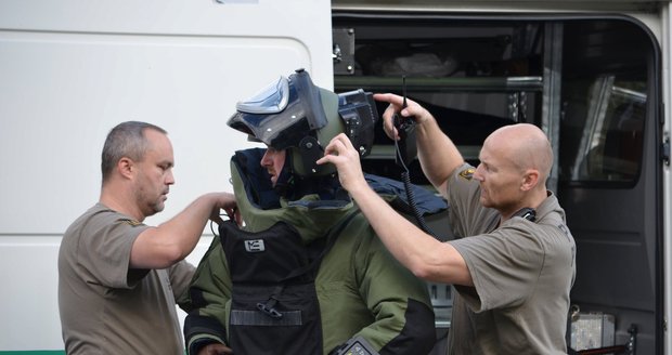 Policejní pyrotechnici procházejí celou řadou testů, které vedou k jejich přijetí.