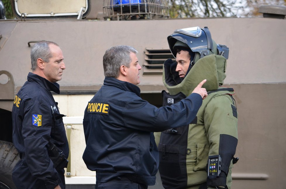 Policejní pyrotechnici procházejí celou řadou testů, které vedou k jejich přijetí.