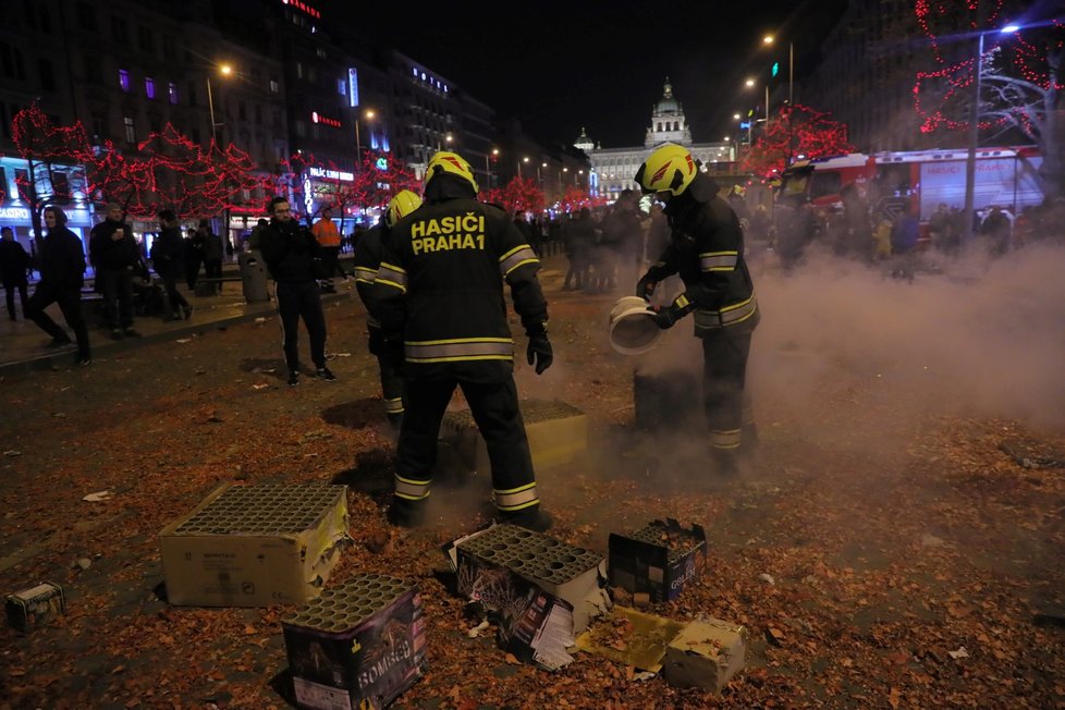 Hasiči a policisté zajišťují oblast na Václavském náměstí. To je plné odpadu a pozůstatků po petardách a jiné pyrotechnice.