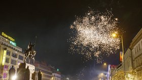 Řada látek uvolněných při ohňostroji je karcinogenní, spolupodílí se na vzniku nádorů. Další poškozují dýchací cesty nebo nervovou soustavu.