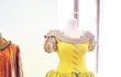 Jedny z vystavených šatů princezny Krasomily. Kolekce princezniných kostýmů zabírají jeden výstavní pokoj.