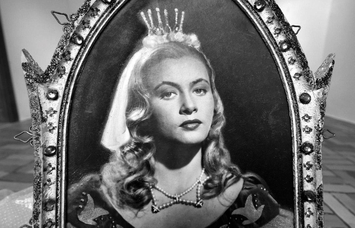 Originální retušovaná fotografie princezny Krasomily, zahrnutá do kulturního dědictví České republiky, na výstavě o Pyšné princezně na zámku v Telči, 2017
