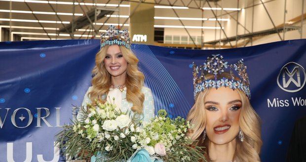 Miss World Krystyna Pyszková přiletěla domů do Česka.