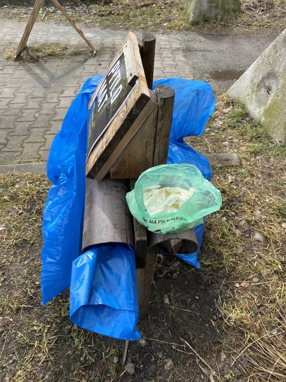 V pytlomatech najdou lidé pytle na odpadky a rukavice, s těmi pak vyrazí uklízet nepořádek do lesa.