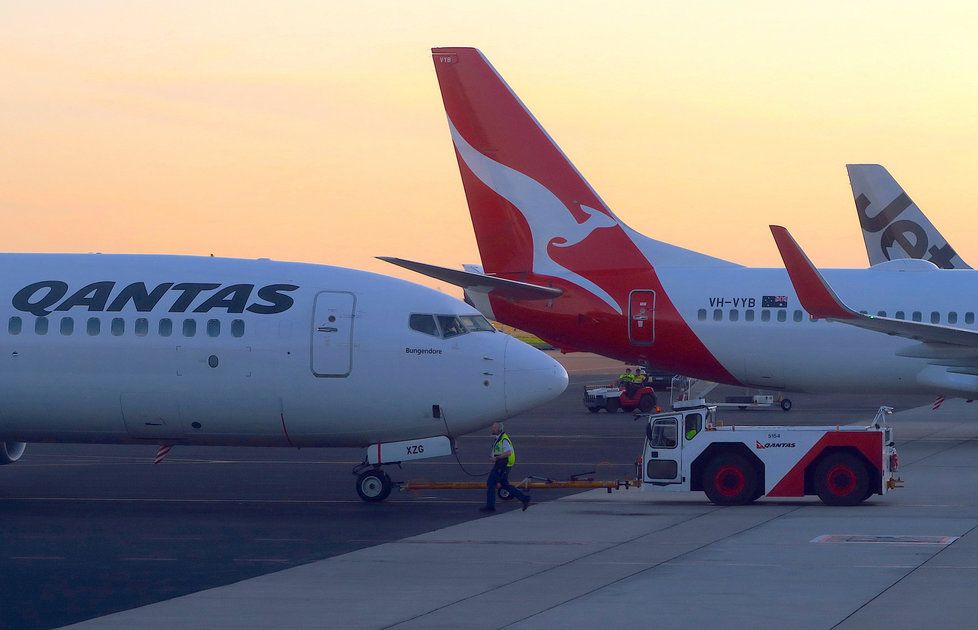 Tři letadla australské společnosti Qantas byly odstaveny kvůli trhlinám na křídlech.