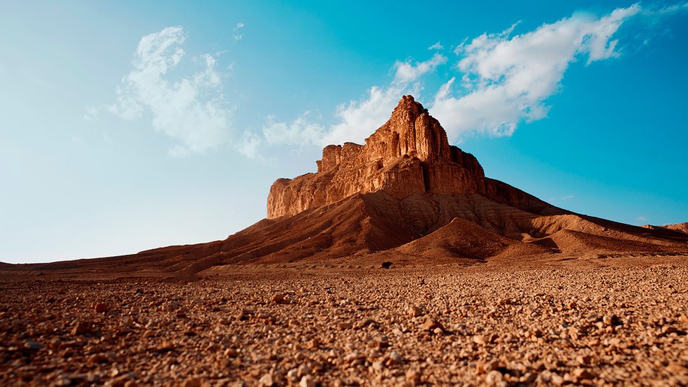 Qiddíja oživí pouštní panoramata.