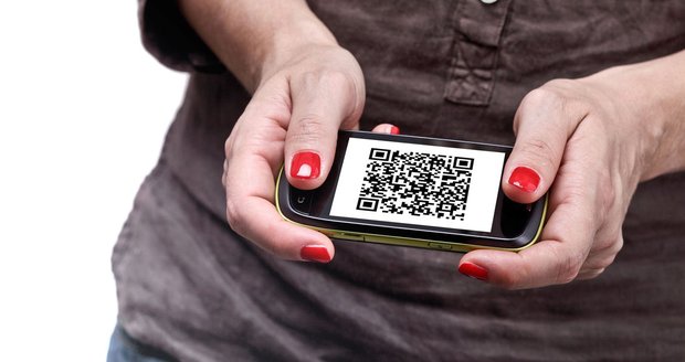 Řešení pro seniory s demencí? Nalepovací QR kódy na nehty