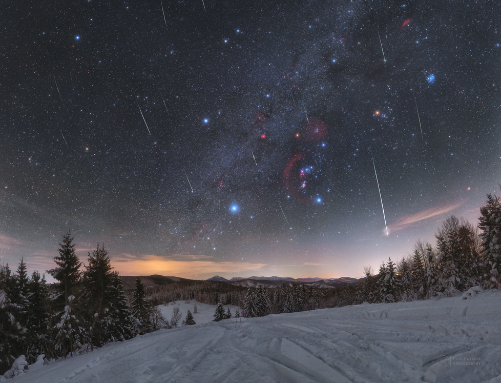 Nádhernou scenérii nabídl lednový meteorický roj Kvadrantidy v roce 2020 na Oravské Lesné.