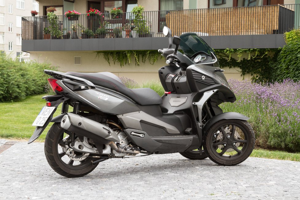 Quadro 350D je už dost mohutý stroj a taky něco váží. Přestup z lehoučké stopětadvacítky bude nezvyk, stejně tak samotná jízda vyžadující docela sílu.