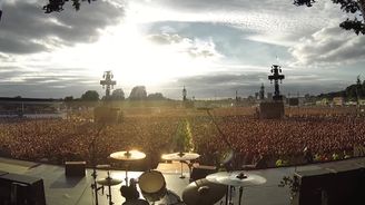 Publikum, z kterého mrazí. 65 tisíc lidí zpívá jednohlasně Bohemian Rhapsody od Queen