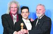 2018 Zlatý glóbus a Rami Malek (uprostřed), představitel Freddieho Mercuryho, Brian May (vlevo) a Roger Taylor, to je renesance slávy Queen.