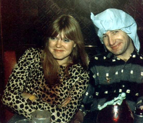 John Deacon s manželkou.