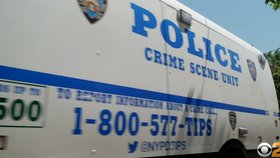 Policie vyšetřuje záhadnou smrt třicetileté maminky a jejích dvou synů (†2 a †10) v Queens.