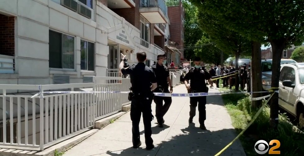 Policie vyšetřuje záhadnou smrt třicetileté maminky a jejích dvou synů (†2 a †10) v Queens.