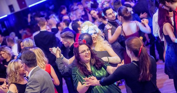 Ples Queer Ball je určen pro lidi s odlišnou sexuální orientací, organizátoři jej připravili pro lesby, gaye, bisexuály a transsexuály.