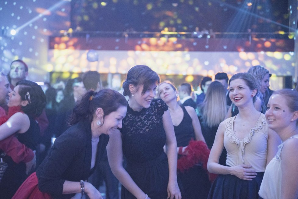 Queer ball v Brně - ples, na kterém se muži nestyděli držet se za ruku. Pátý ročník akce, která podporuje komunit gayů leseb a transsexuálů.