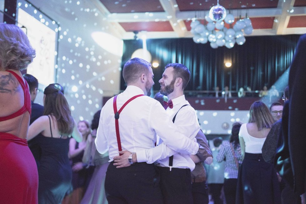 Queer ball v Brně - ples, na kterém se muži nestyděli držet se za ruku. Pátý ročník akce, která podporuje komunit gayů leseb a transsexuálů.