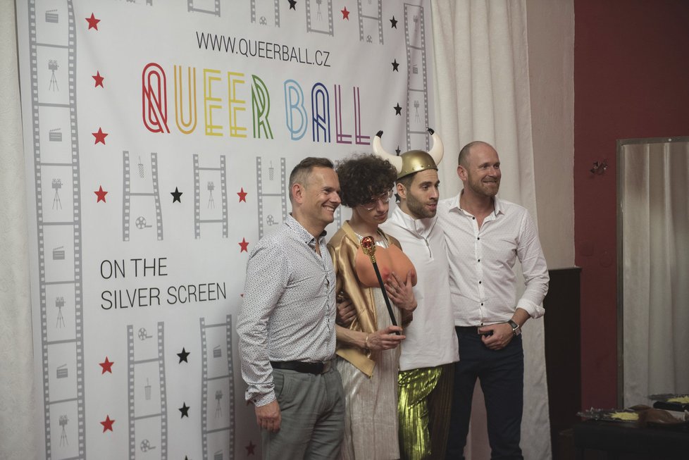 Queer ball v Brně - ples, na kterém se muži nestyděli držet se za ruku. Pátý ročník akce, která podporuje komunit gayů leseb a transsexuálů.