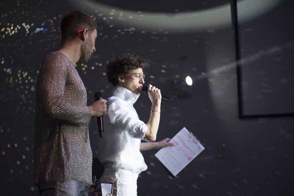 Loňský Queer Ball v Brně zpestřilo i krátké taneční vystoupení moderujícího páru, Jana Ciny a Petra Vančury.