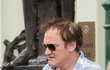 Quentin Tarantino se prochází Prahou.