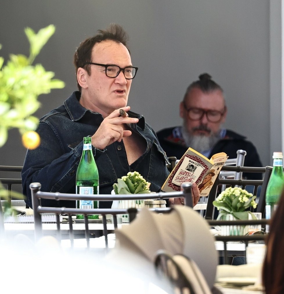 Režisér Quentin Tarantino si vychutnal doutník.