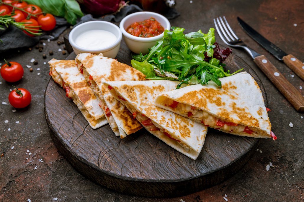 Miluje mexické plněné placky quesadillas