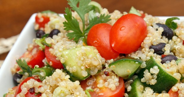 Skvělou variantu obědů pro všední dny představují saláty s těstovinami, které si můžete předem připravit doma.