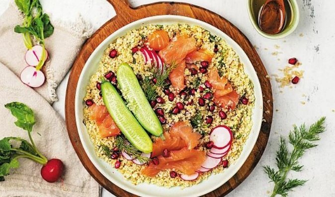 Quinoa salát s uzeným lososem Quinoa salát s uzeným lososem